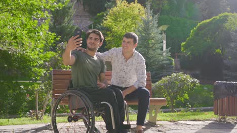 Hombre-Discapacitado-Y-Amigo-Hablando-Por-Videoteléfono.